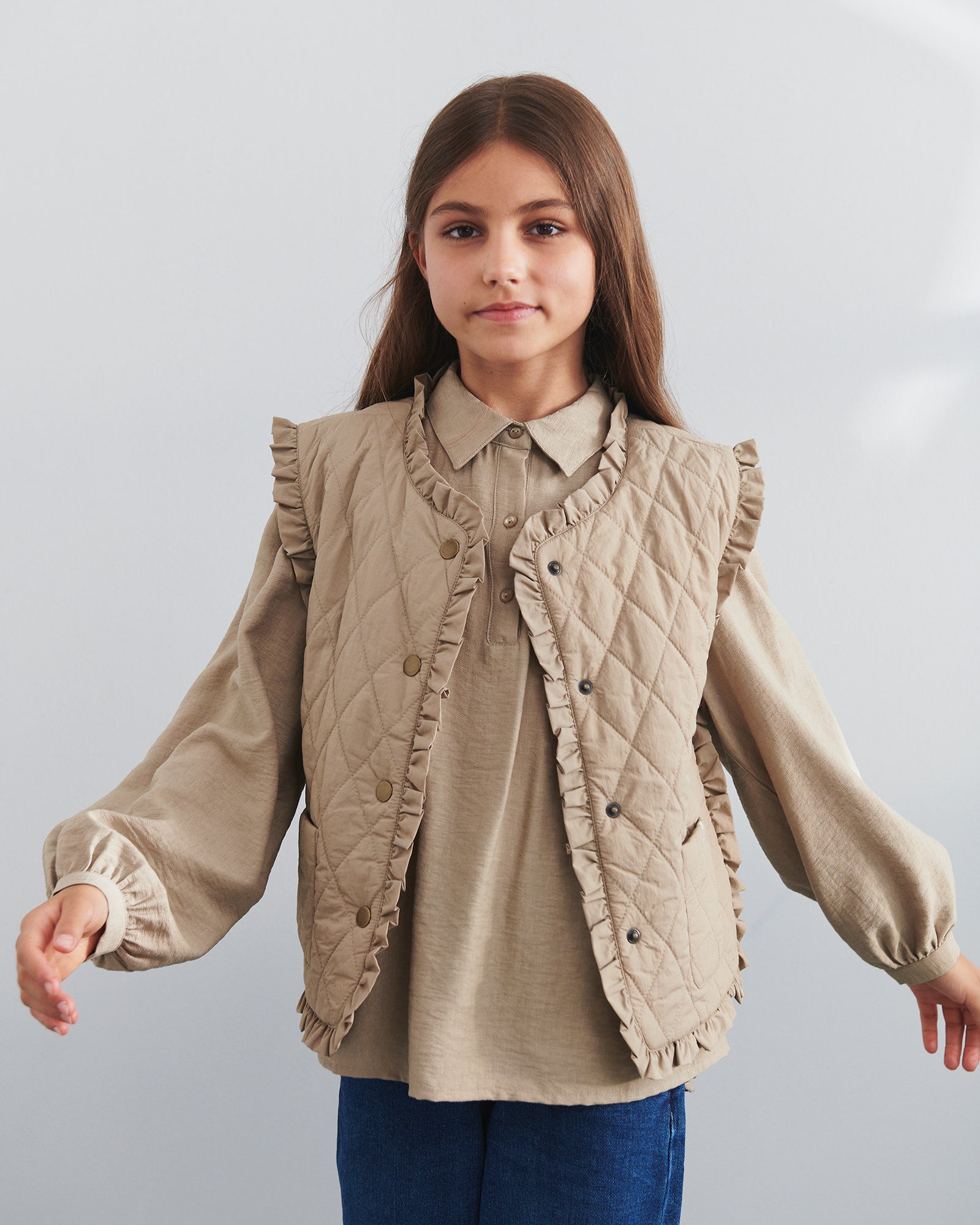 Quilted Gilet w. Frills - Tween - Dark beige